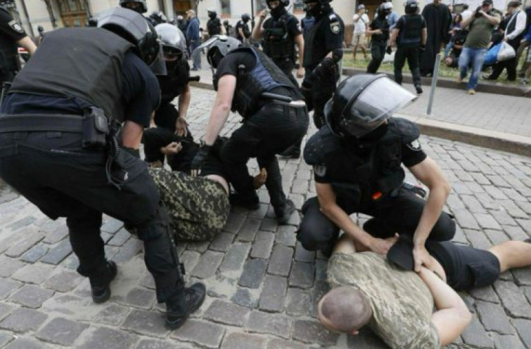 Protest violent la Kiev: cîţiva manifestanţi au fost răniţi