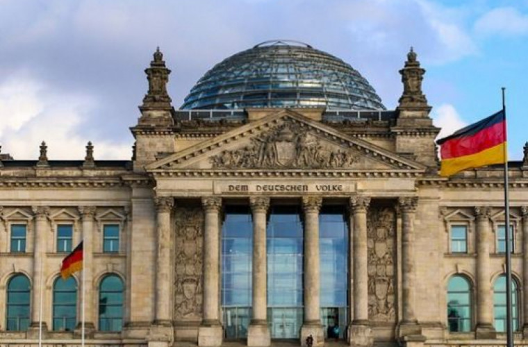 Ministrul de Interne își oferă demisia lovind coaliția germană
