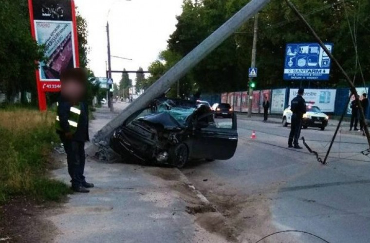 Accident grav în Capitală. O tînăra de 20 de ani, a ajuns cu mașina într-un stîlp (FOTO) 