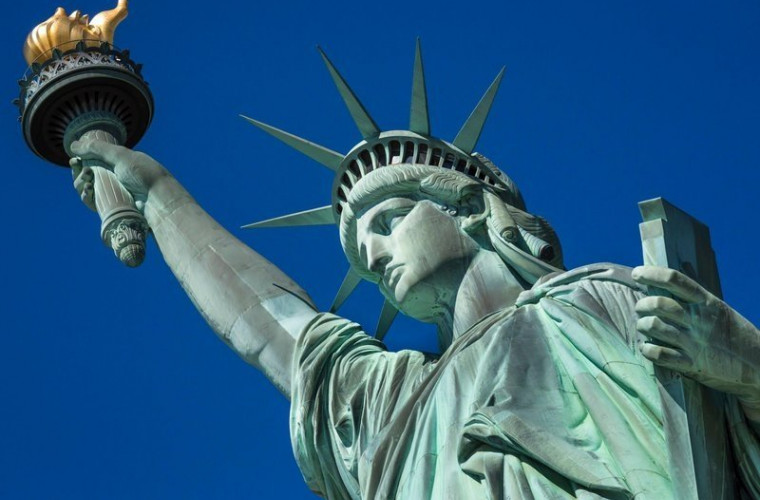 SUA: O femeie s-a căţărat pe Statuia Libertăţii