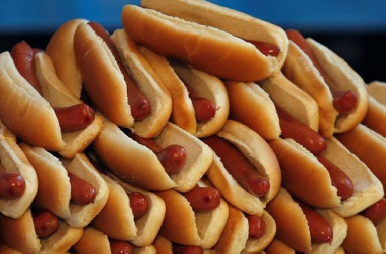 Record mondial: a mîncat 74 de hotdogi în doar 10 minute (VIDEO)