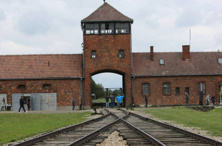Turiști condamnați la închisoare, după ce au furat cărămizi de la Auschwitz