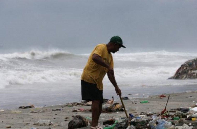 Imagini șocante. Marea acoperită de un strat de deșeuri (VIDEO)