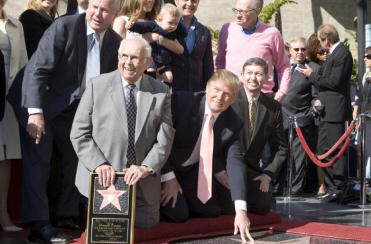 Trump poate fi privat de steua de pe „Walk of Fame" de la Hollywood 