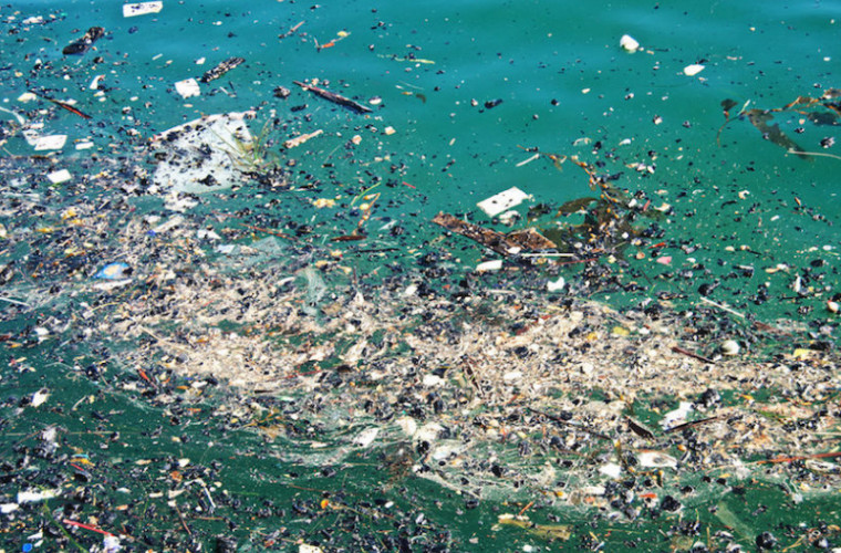 Imagini șocante. Valuri de plastic pe o plajă din Mexic (VIDEO)