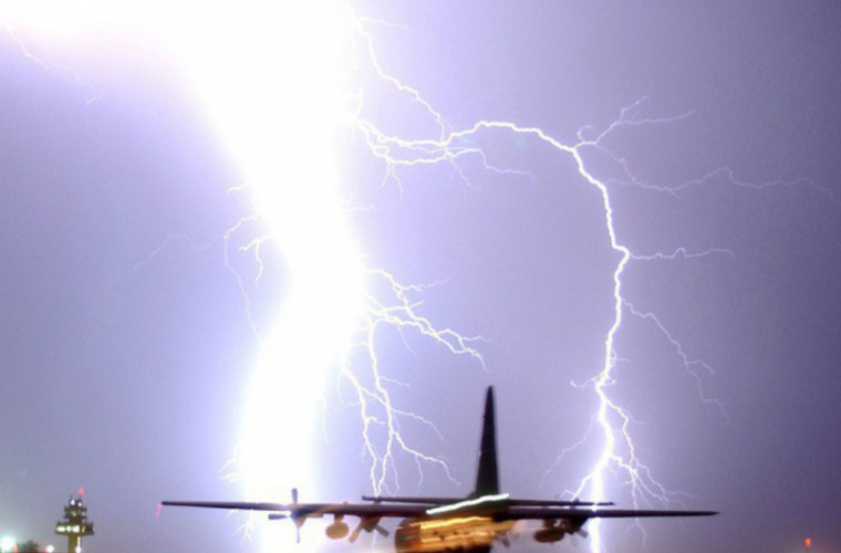 Un avion plin cu turiști a fost lovit de fulger în timpul zborului 