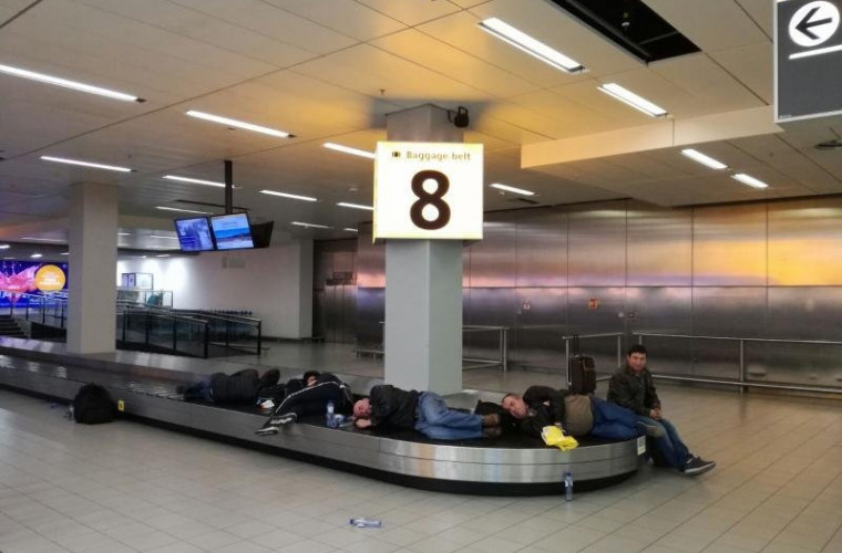 120 de moldoveni au stat în jur de 20 de ore în aeroportul din Londra