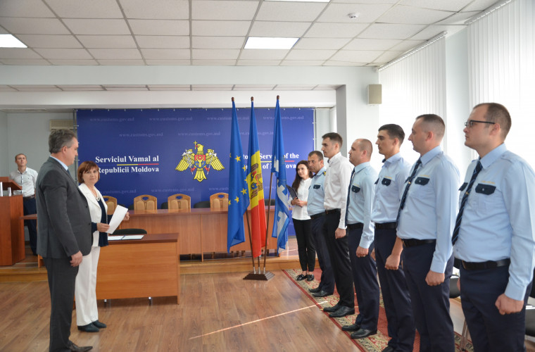 Serviciul Vamal și-a completat rîndurile: cinci noi angajați au depus jurămîntul