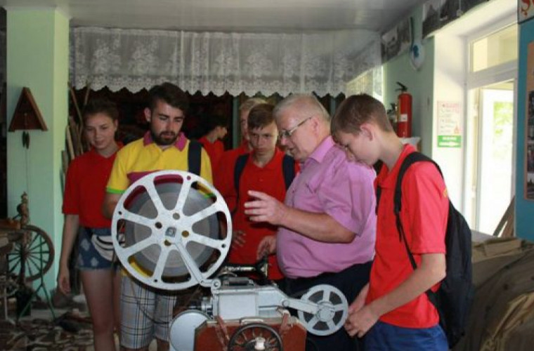 Группа молодых людей из России посетила музей в селе Дороцкая