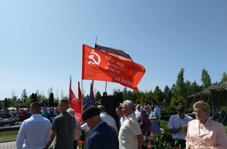 Comuniştii au depus flori la "Eternitate" şi "Capul de pod Şerpeni"