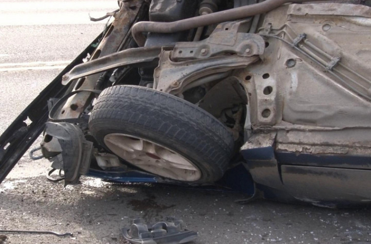 O maşină s-a răsturnat în urma unui accident produs la Bălţi