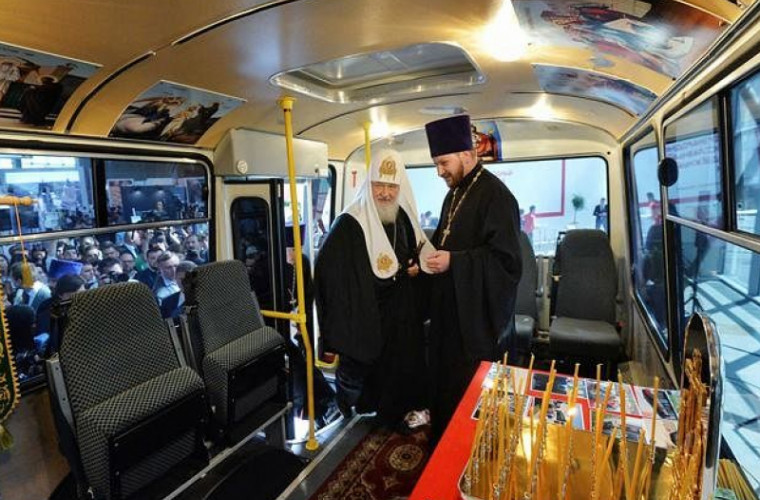 Un preot rus a construit o biserică-autobuz (VIDEO)