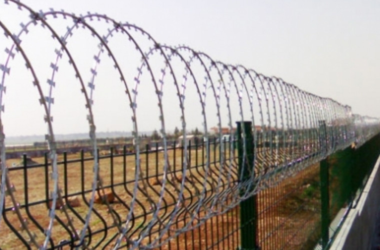 Bulgaria a înălţat un gard de sîrmă ghimpată la frontiera cu România