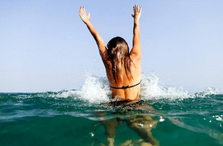 Cum te ajută înotul în apă rece să scapi de boli și de stres