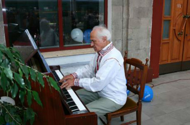 Recital de pian pe peronul gării din Chișinău