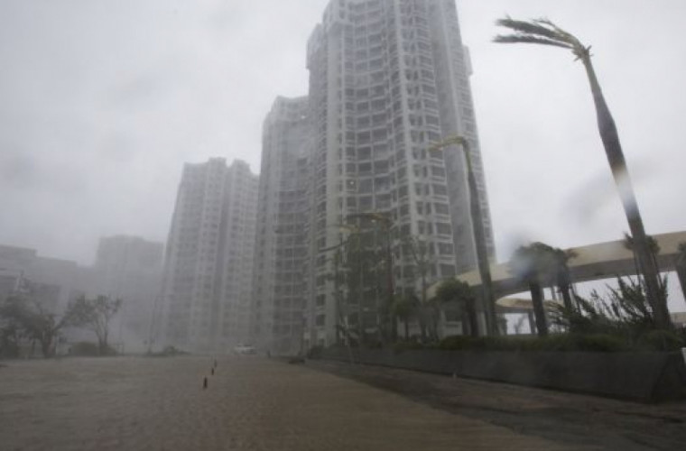 Taifunul Mangkhut zguduie zgîrie-norii şi provoacă haos în Hong Kong (VIDEO)