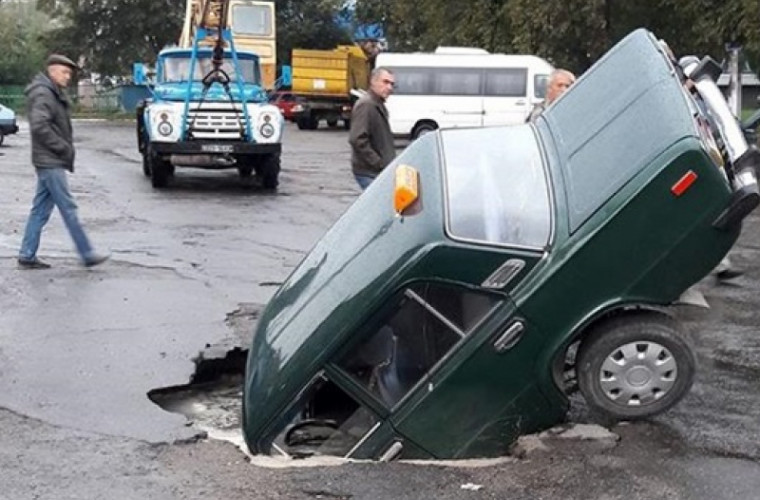 В Киеве автомобиль провалился под асфальт (ФОТО)