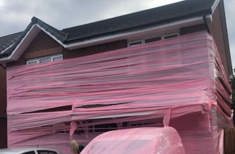 Umor britanic: casa pentru un cuplu britanic a fost ambalată în plastic roz