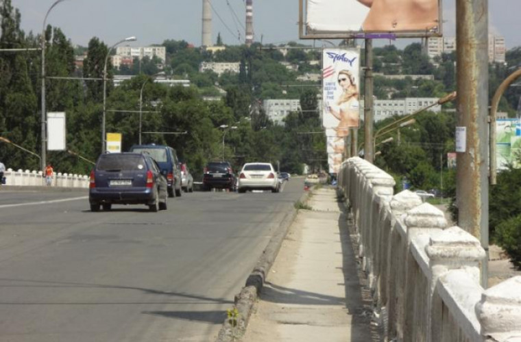 Locuitorii Chișinăului sînt șocați de aspectul podului care se distruge (FOTO)