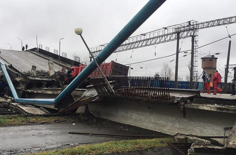 Россия: момент крушения моста на железную дорогу снят видеокамерами