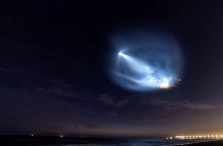 Ракета Илона Маска в ночном небе Калифорнии. Фото и видео очевидцев (ФОТО/ВИДЕО)