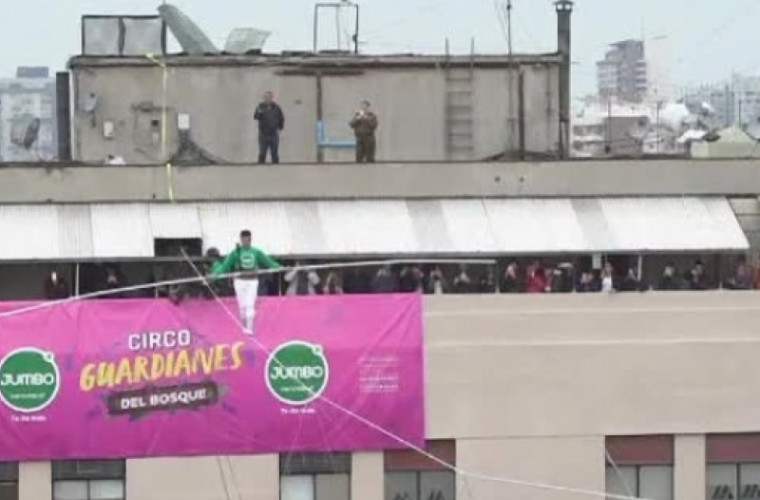 A mers pe sîrmă la 53 de metri înălţime fără să-i fie frică (VIDEO)