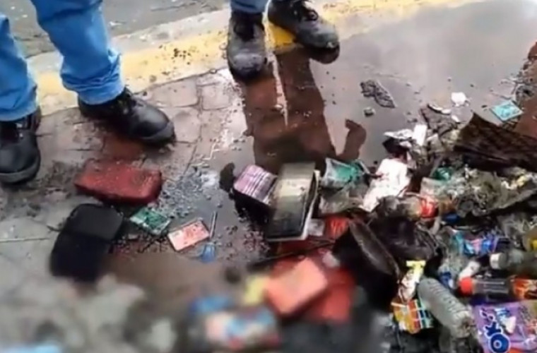 Zeci de portofele, găsite într-o conductă de muncitori de la salubritate (VIDEO)