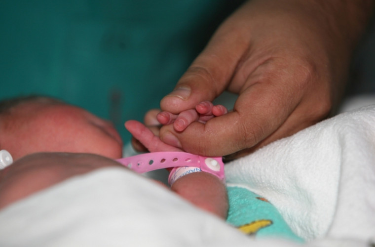 Un bebeluș s-a născut cu șase degete la mîini și la picioare