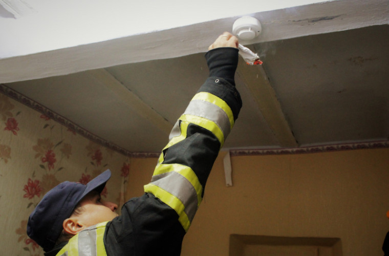 Angajaţii IGSU continuă instalarea detectoarelor de fum în ţară