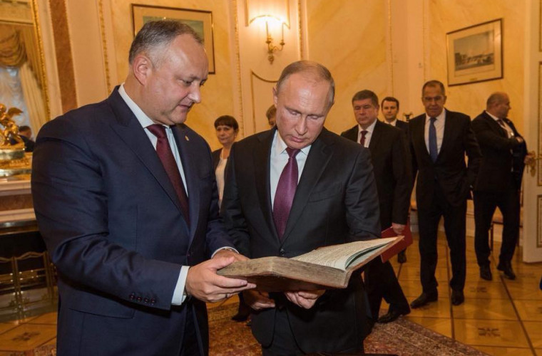 Додон подарил Путину уникальную книгу (ФОТО)