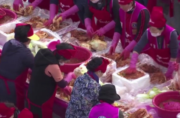 Mîncare pentru cei săraci, gătită pe străzile Coreei de Sud
