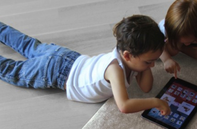 Telefoanele şi tabletele dăunează sănătatea copiilor