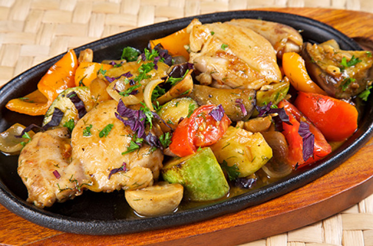 Жаркое курица с картошкой на сковороде. Курица с овощами. Жареная курица с овощами. Курица с овощами на сковороде. Курица с овощами на сков.