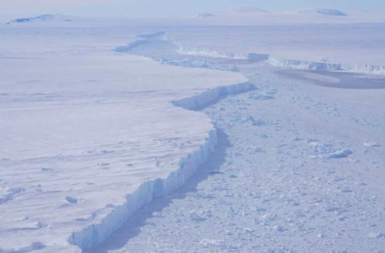 Cercetătorii NASA au descoperit un aisberg uriaș în Antarctica (FOTO)