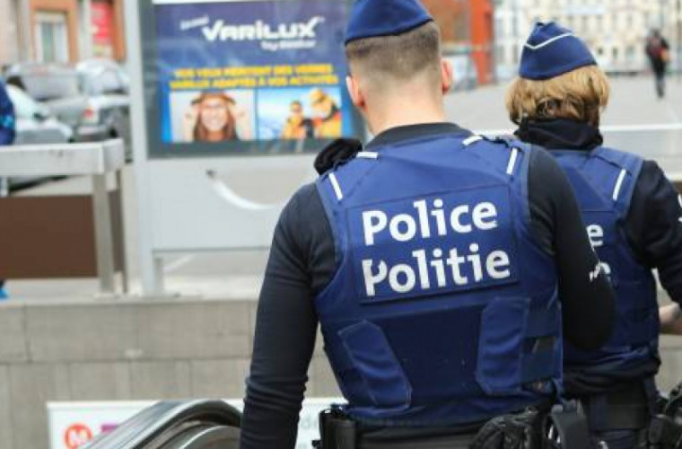 Poliţiştii au rămas uimiţi cînd au deschis uşa unei maşini pe Champs-Elysees