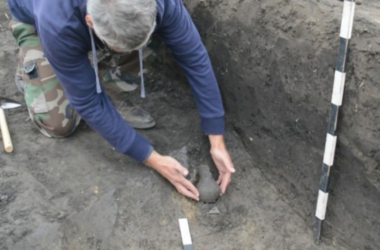 În Milești, arheologii au găsit un ulcioraș ornamentat din secolul IV