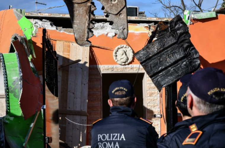 Vile de lux ale unui clan mafiot, distruse cu buldozerul la Roma