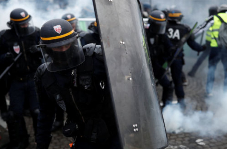 Paris: Poliția a folosit gaze lacrimogene împotriva protestatarilor (VIDEO)