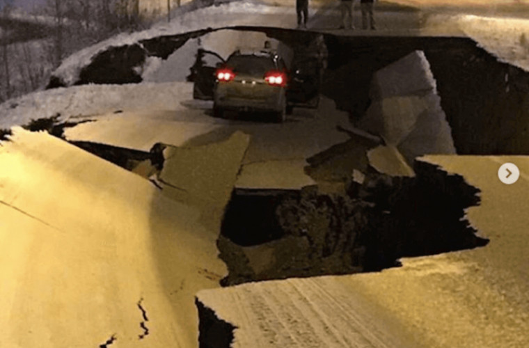 Cum un drum din Alaska, distrus de cutremur, a fost reparat în doar 4 zile