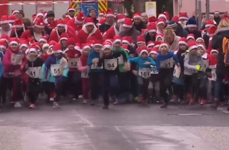 Germania: Sute de Moş Crăciuni s-au întrecut la un maraton