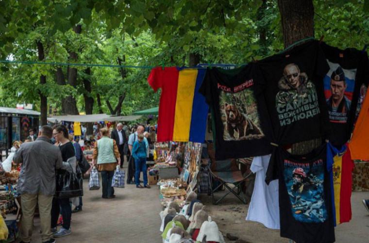 Primăria Chișinău îi va supraveghea pe vînzătorii de flori și tricouri cu Putin