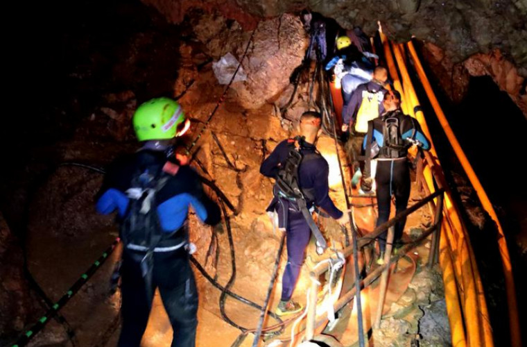 Femeie salvată după ce a fost blocată 12 ore într-o peșteră