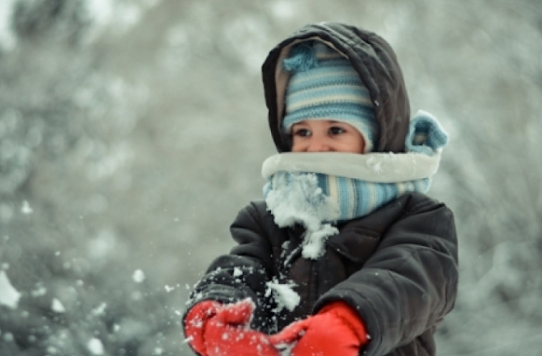 Cum îmbrăcăm copilul iarna?