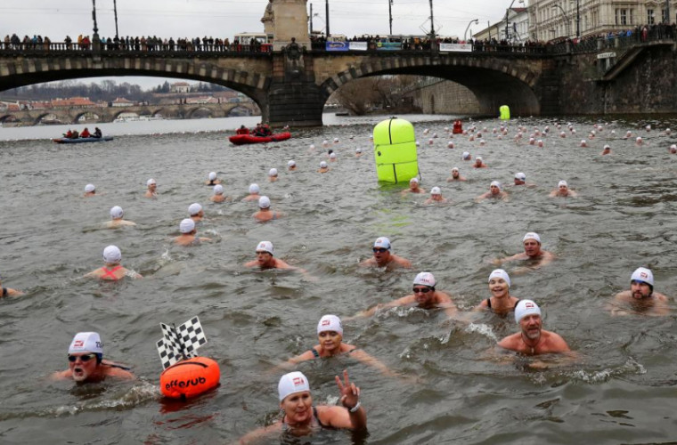 400 de oameni au înotat în apele reci ale rîului Vltava din Praga