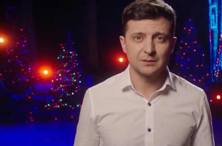 Два телеканала показали поздравление Порошенко перед обращением Зеленского