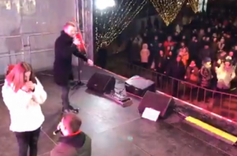 Şi-a cerut iubita în căsătorie de pe scena de la Tîrgul de Crăciun (VIDEO)