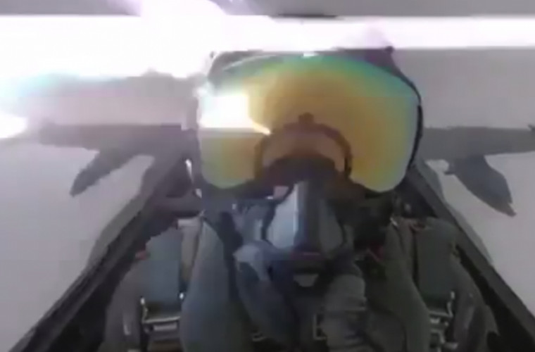  Reacția unui pilot cînd avionul în care se află este lovit de fulger (VIDEO)