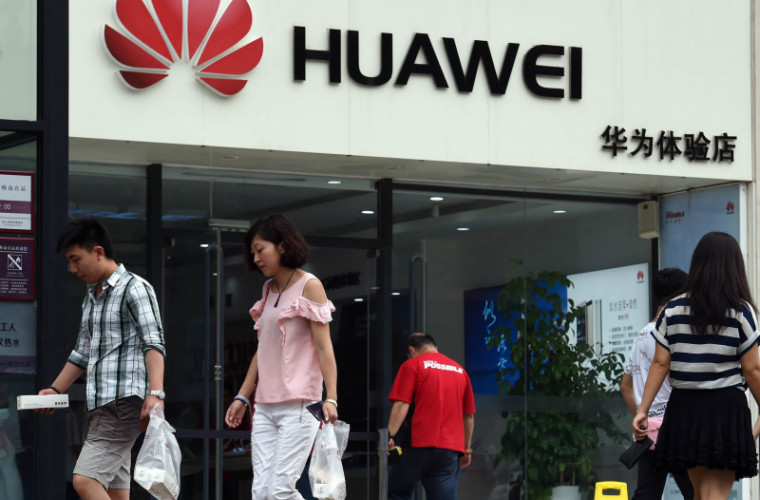 Angajații de la Huawei, amendaţi pentru mesajele de Anul Nou