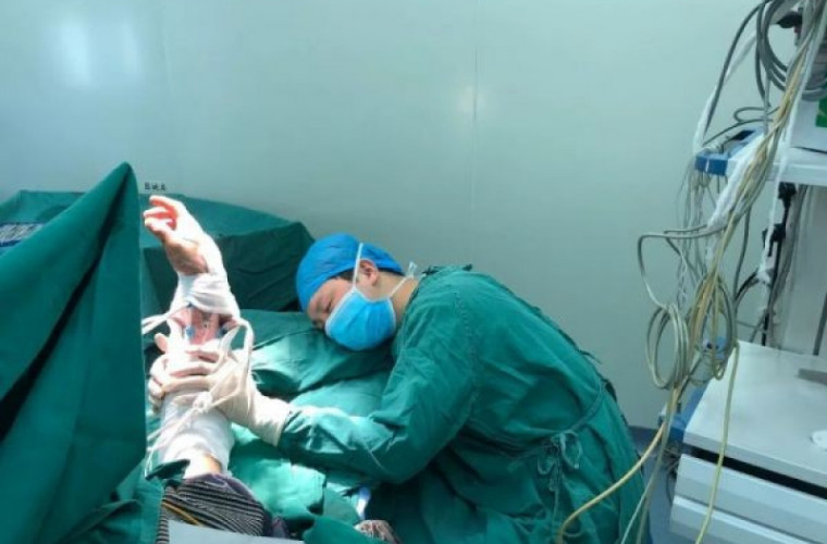  Un chirurg a adormit lîngă pacient, pe masa de operaţie