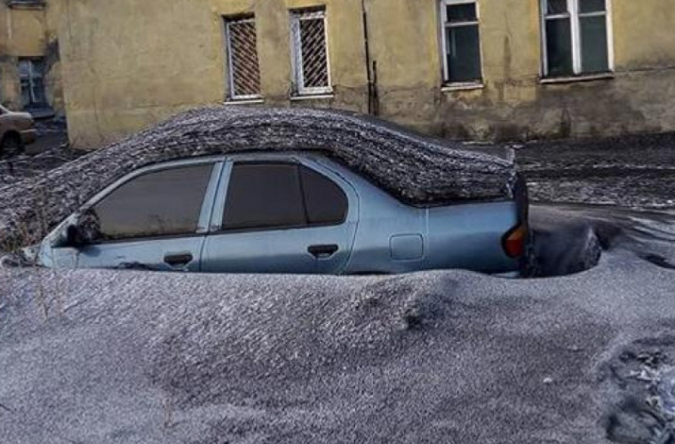 В российском городе выпал черный снег. Прокуратура ведет расследование